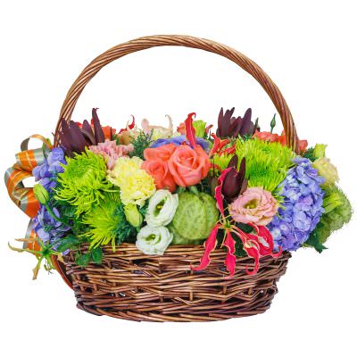 Цветочная композиция в корзине «Садовые чары»