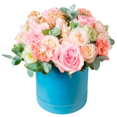 Шляпная коробка с розами и эустомами «Дыхание весны»